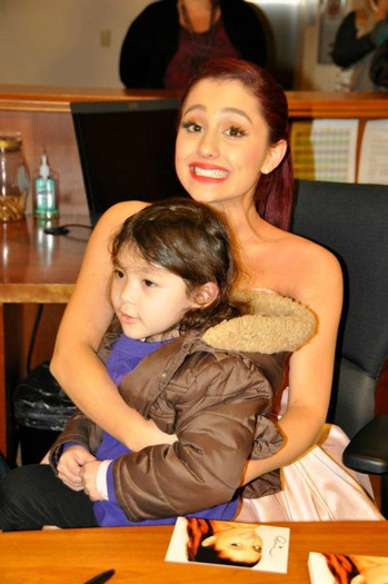 388526_10150454555006027_502976252_n - Ariana Grande - Hershey Park