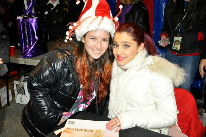 397136_10150454559326027_1999958147_n - Ariana Grande - Hershey Park