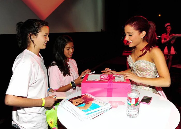 268855_10150230421416027_6394517_n - Ariana Grande - Birthday Meet and Greet