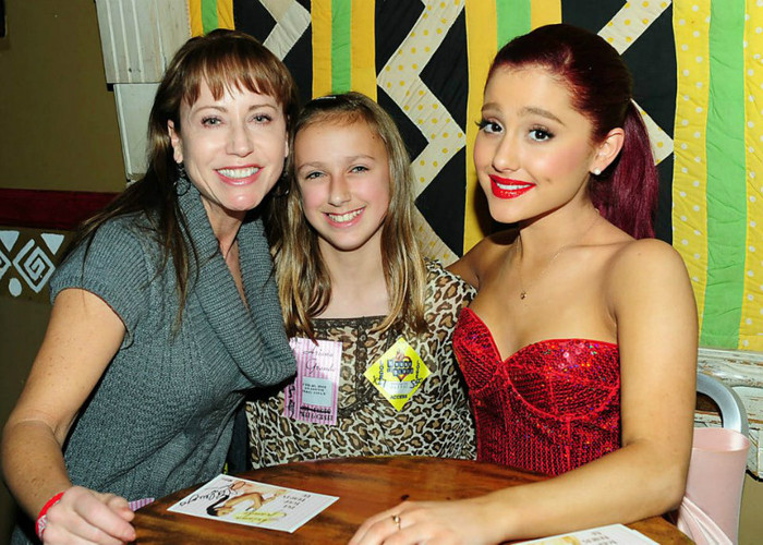 431566_10150572158196027_22214314_n - Ariana Grande - Another  Meet and Greet with her fans