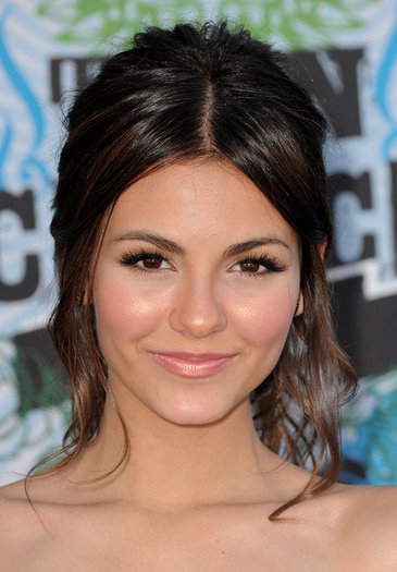 39713_458726320831_462938_n - Victoria Justice - Teen Choice Awards 2010