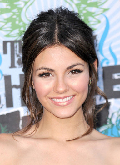 39713_458726325831_8333358_n - Victoria Justice - Teen Choice Awards 2010