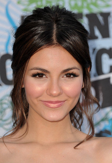 39713_458726335831_7755734_n - Victoria Justice - Teen Choice Awards 2010