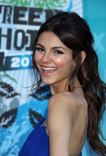 40710_458726300831_4915461_n - Victoria Justice - Teen Choice Awards 2010