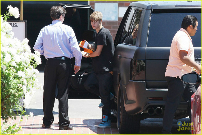 justin-bieber-selena-gomez-bjs-03 - Selena Gomez and Justin Bieber Lunch at BJs