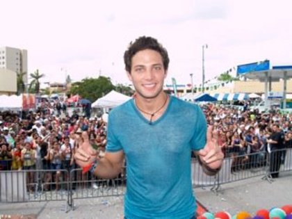 429797_148715588585246_1982757550_n - Gabriel Coronel