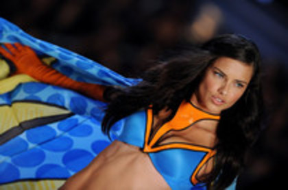 54258656_BGGQJFI2 - Adriana Lima
