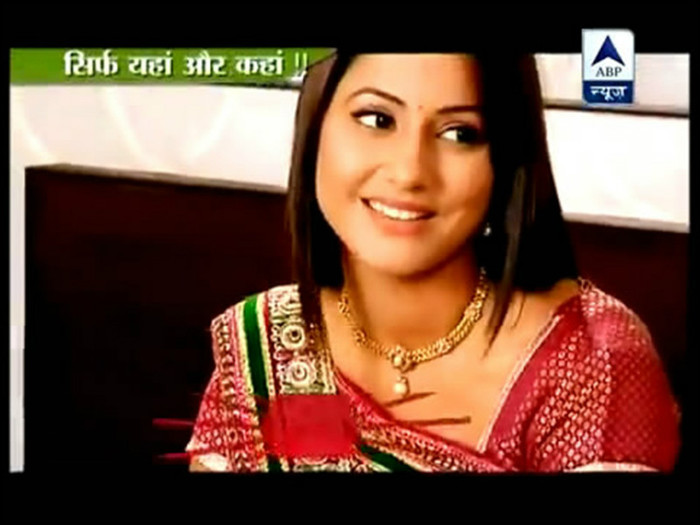 5436-vert - HINA KHAN 2012-NEW