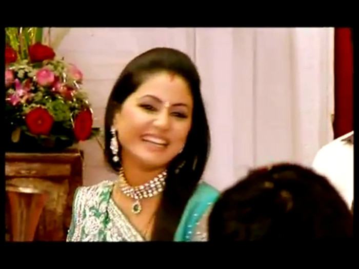 42-vert - HINA KHAN 2012-NEW