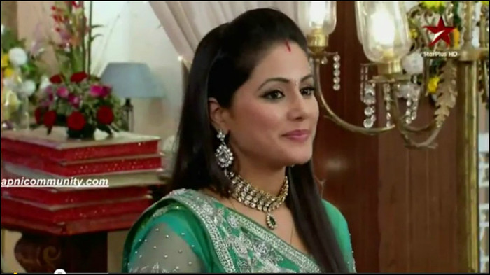 77-vert - HINA KHAN 2012-NEW