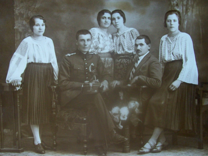 Ofiter Codrea  I.Gligor,Ipolit  Gh. cu sotiile sora si verisora lor in 1935.