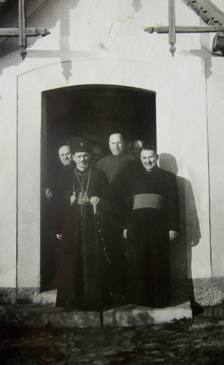 I.P.S.NICOLAE MLADIN Mitropolit al Ardealului ,cu pr.par.Ciuchende I. la28 oct.1968. - Cartea de onoare a bisericii
