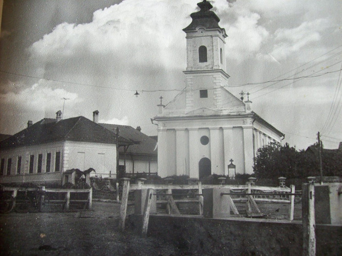 Biserica satului Palos ,sala de clasa de jos si sala mare de festivitati.In prim plan -podiciul-.. - Cartea de onoare a bisericii