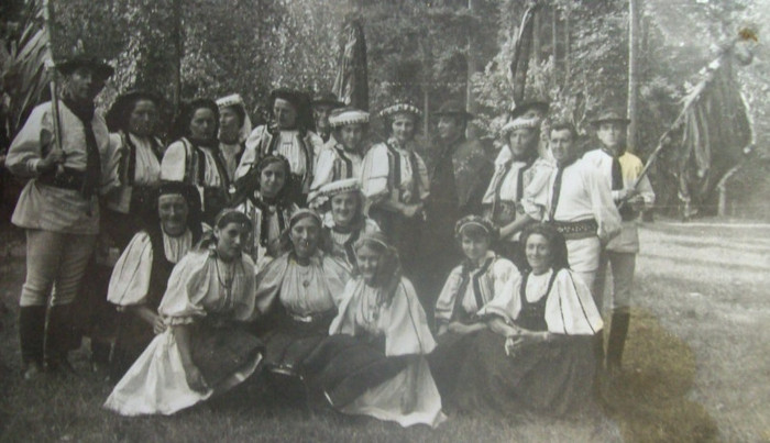 Tineretul din Palos ,in port popular romanesc specific locului....