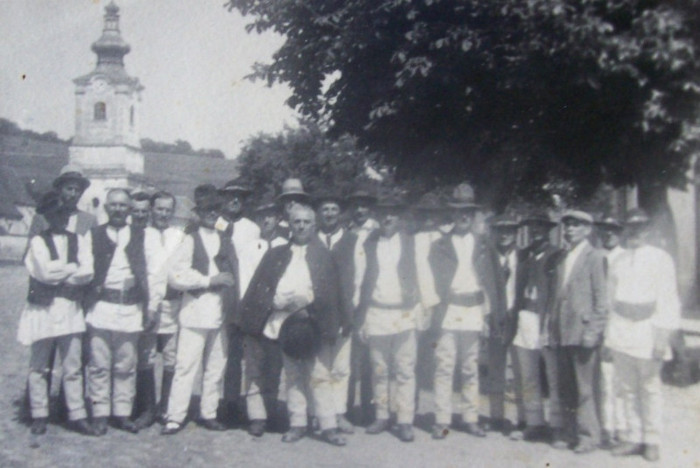 BARBATI IN COSTUME POPULARE ..TINUTA OBISNUITA IN ACELE TIMPURI (inc.sec XIX..)   la Rupea-Cohalm.