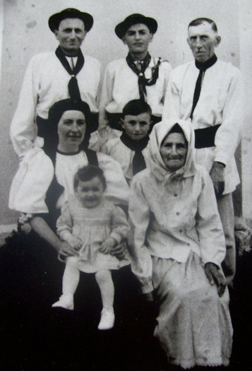Trei generatii din fam.STANCIU TEOFIL de la nr.130 ,din satul PALOS ..