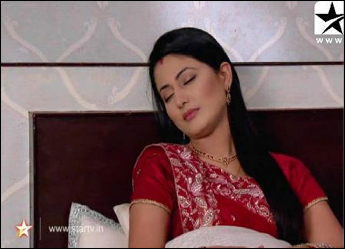 19-vert - HINA KHAN 2012-NEW