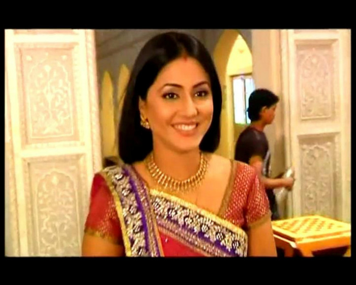 28-vert - HINA KHAN 2012-NEW