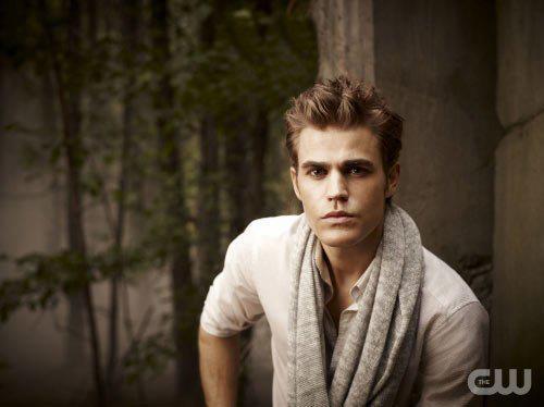 Stefan era pe canapea,si o vazu pe Elena , hei Elena cf? - The vampire diaries banda