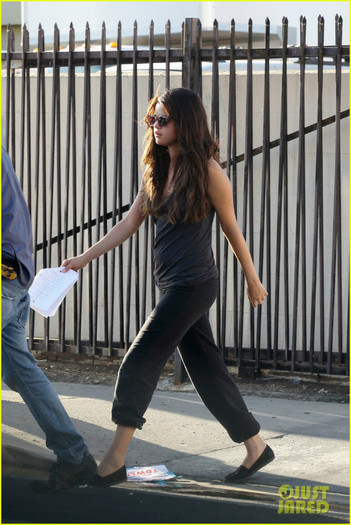 selena-gomez-parental-guidance-set-03