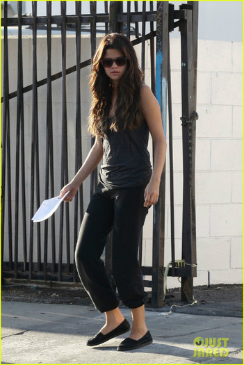 selena-gomez-parental-guidance-set-04