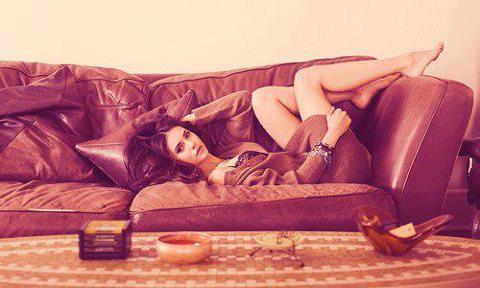 Elena se tranti pe canapea