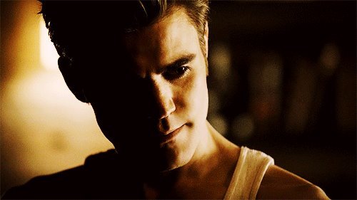 Stefan o privea pe Elena - The vampire diaries banda 2