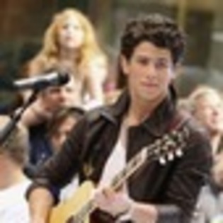 nick-jonas-187757l-thumbnail_gallery