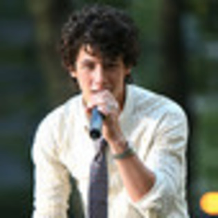 nick-jonas-536098l-thumbnail_gallery