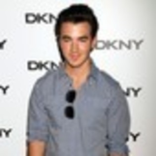 kevin-jonas-935089l-thumbnail_gallery