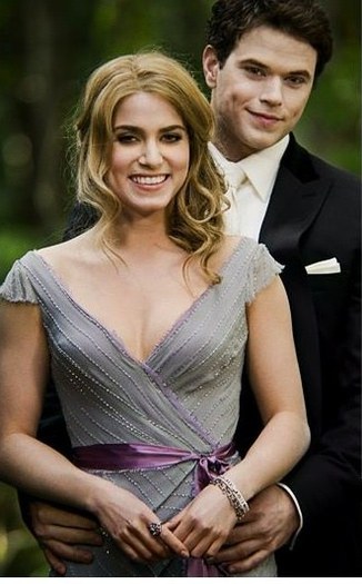 Rosalie-and-Emmett-rosalie-cullen-29167660-331-533 - rosalie si emett