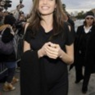 Angelina-Jolie-1208268002