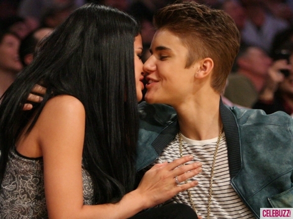 Justin-Bieber-and-Selena-Gomez-Kiss-at-Lakers-Game-and-Pose-With-Young-Fan-1-580x435