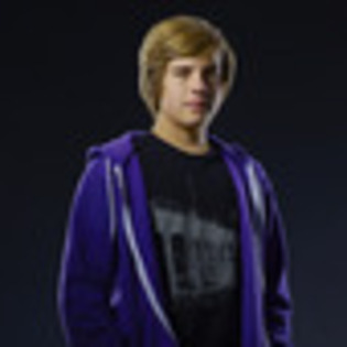 dylan-sprouse-218092l-thumbnail_gallery