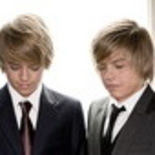 dylan-sprouse-450107l-thumbnail_gallery