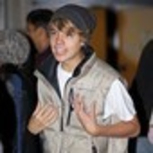 cole-sprouse-671150l-thumbnail_gallery - Cole Sprouse