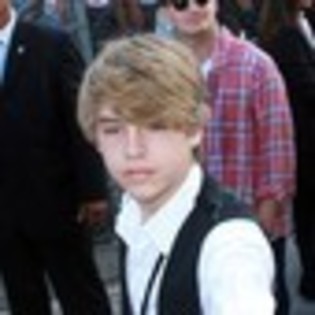 cole-sprouse-733303l-thumbnail_gallery - Cole Sprouse