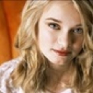 sara-paxton-359155l-thumbnail_gallery