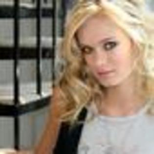 sara-paxton-997465l-thumbnail_gallery