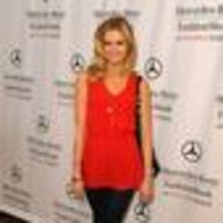 sara-paxton-184466l-thumbnail_gallery