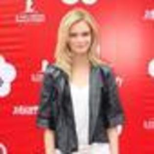 sara-paxton-248393l-thumbnail_gallery