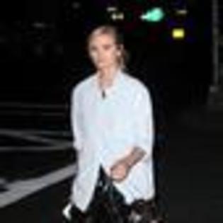 sara-paxton-569800l-thumbnail_gallery