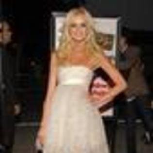 sara-paxton-580978l-thumbnail_gallery