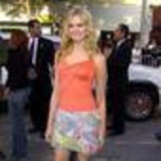 sara-paxton-769212l-thumbnail_gallery