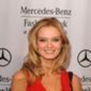 sara-paxton-972519l-thumbnail_gallery