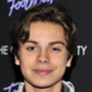 jake-t-austin-330822l-thumbnail_gallery - Jake T   Augustin