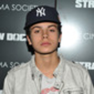 jake-t-austin-463896l-thumbnail_gallery - Jake T   Augustin