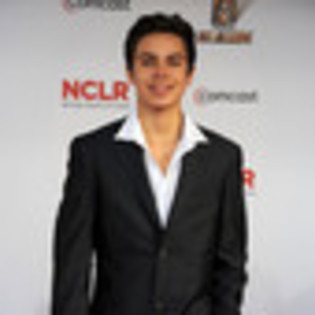 jake-t-austin-561638l-thumbnail_gallery - Jake T   Augustin