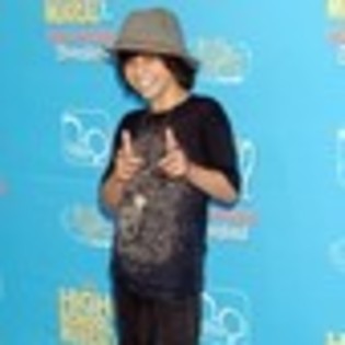 moises-arias-673820l-thumbnail_gallery