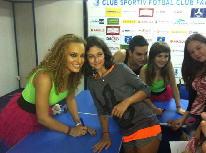 292913_428844763825539_1010000722_n